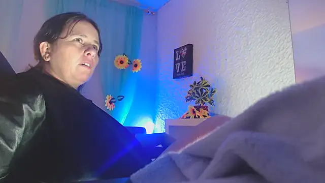 Snapshot of victoria_jones chatting on March 2025 07:43:02 PM victoria jones online show from March 2025 07:43:02 PM