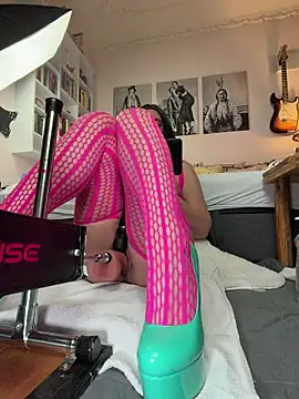 Snapshot of FoxyandTed chatting on December 2025 05:09:02 PM FoxyandTed online show from December 2025 05:09:02 PM