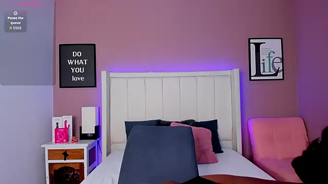 Britanymooree online show from October 2025 07:56:02 PM