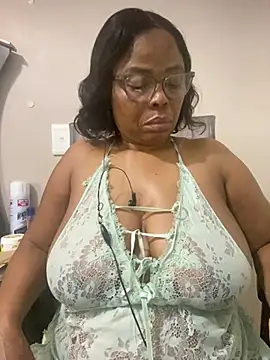 Snapshot of Nomthie chatting on March 2026 11:33:01 PM Nomthie online show from March 2026 11:33:01 PM