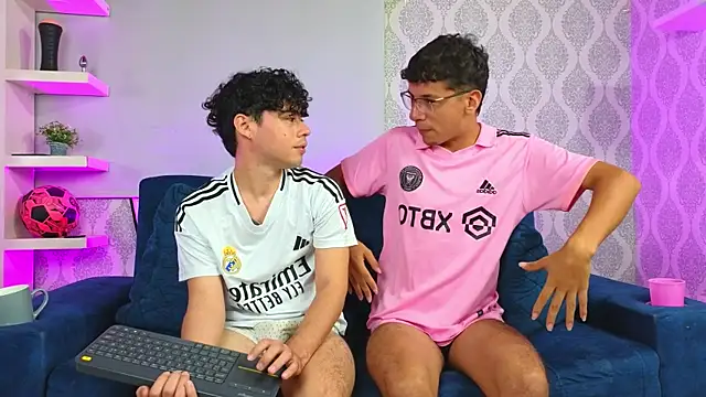 Snapshot of Theskinnyboys chatting on January 2025 04:33:01 PM Theskinnyboys online show from January 2025 04:33:01 PM