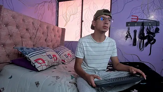 Snapshot of Theskinnyboys chatting on January 2025 01:48:01 PM Theskinnyboys online show from January 2025 01:48:01 PM