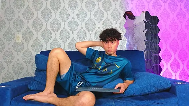 Snapshot of Theskinnyboys chatting on February 2025 10:28:02 PM Theskinnyboys online show from February 2025 10:28:02 PM