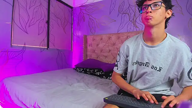 Snapshot of Theskinnyboys chatting on March 2025 01:24:02 PM Theskinnyboys online show from March 2025 01:24:02 PM