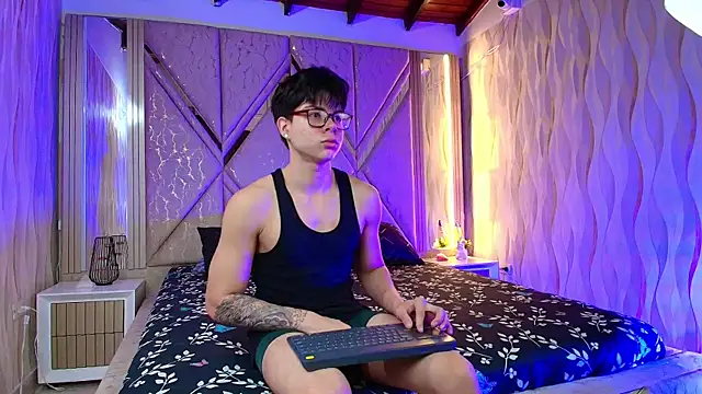 Snapshot of Theskinnyboys chatting on September 2025 07:08:02 AM Theskinnyboys online show from September 2025 07:08:02 AM