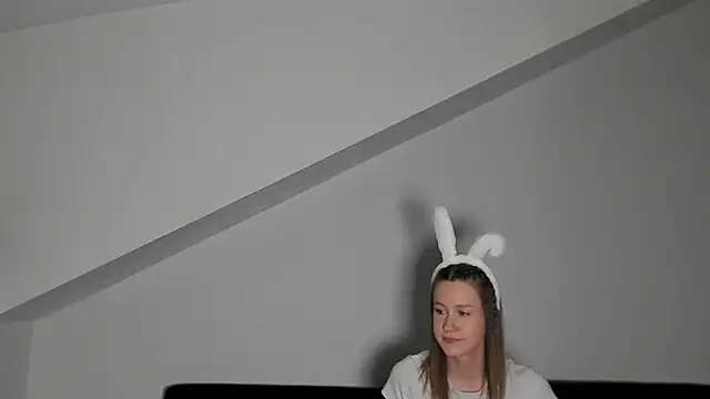 Snapshot of laurasommer chatting on April 2026 08:18:01 PM laurasommer online show from April 2026 08:18:01 PM