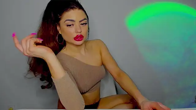 Snapshot of aishahottie chatting on December 2024 02:48:02 AM aishahottie online show from December 2024 02:48:02 AM