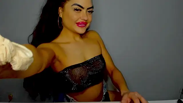 Snapshot of aishahottie chatting on December 2024 07:04:02 AM aishahottie online show from December 2024 07:04:02 AM