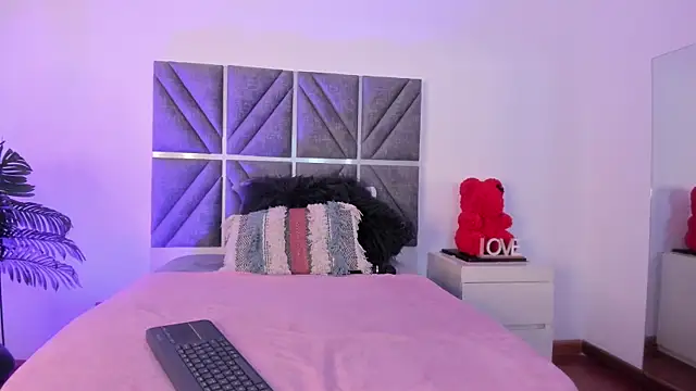 Laura Dicardy online show from September 2025 07:40:02 PM