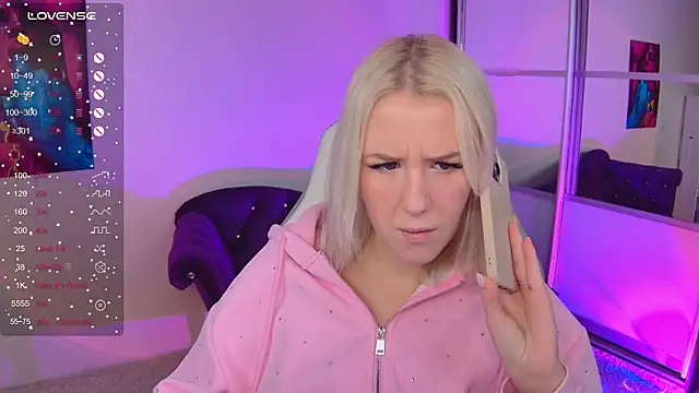 Snapshot of Selenatrend chatting on October 2025 06:25:02 AM Selenatrend online show from October 2025 06:25:02 AM