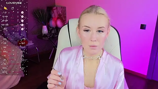 Snapshot of Selenatrend chatting on October 2025 12:30:01 PM Selenatrend online show from October 2025 12:30:01 PM