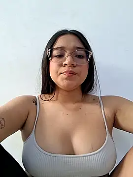 -VICKKY online show from April 2026 02:59:01 PM