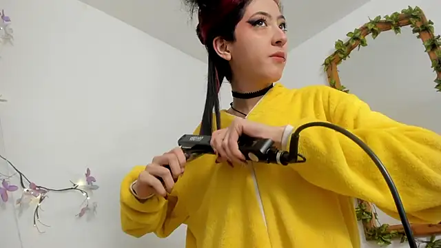 Snapshot of BonnieCute_ chatting on October 2025 12:00:01 AM BonnieCute online show from October 2025 12:00:01 AM