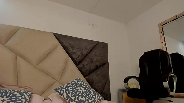 BonnieCute  online show from November 2025 12:00:01 AM