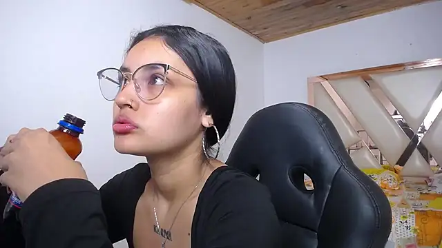 Snapshot of antonella_sweetlittle chatting on December 2024 03:37:02 PM antonella sweetlittle online show from December 2024 03:37:02 PM