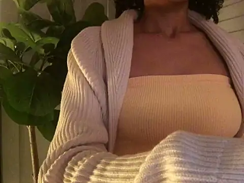 Snapshot of loveofbea chatting on December 2024 03:04:02 AM loveofbea online show from December 2024 03:04:02 AM