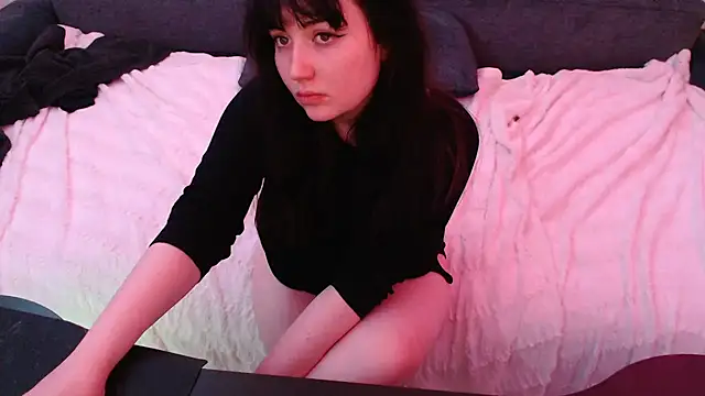 Lynylou online show from December 2024 06:52:02 AM