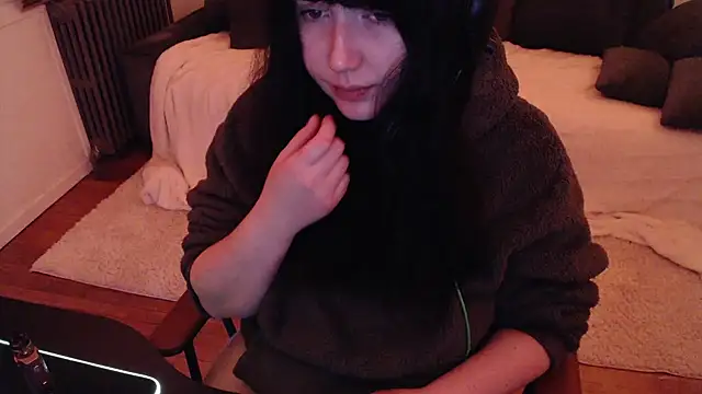 Lynylou online show from December 2024 09:11:02 PM