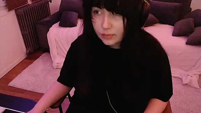 Lynylou online show from December 2024 06:43:02 PM