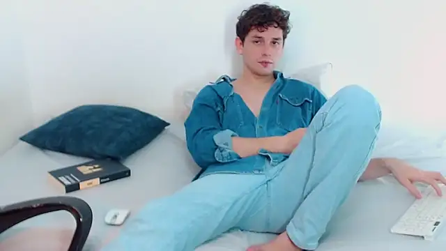 Snapshot of Elio555 chatting on December 2024 09:37:01 PM Elio555 online show from December 2024 09:37:01 PM