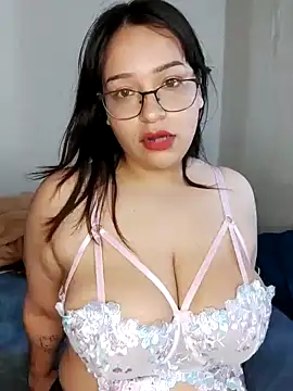 Snapshot of Angiee2001 chatting on February 2025 09:17:01 PM Angiee2001 online show from February 2025 09:17:01 PM