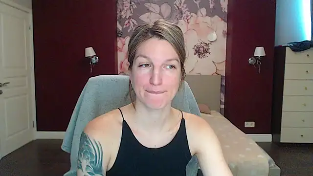 Snapshot of EmilyWalkeri chatting on January 2025 10:50:02 AM EmilyWalkeri online show from January 2025 10:50:02 AM