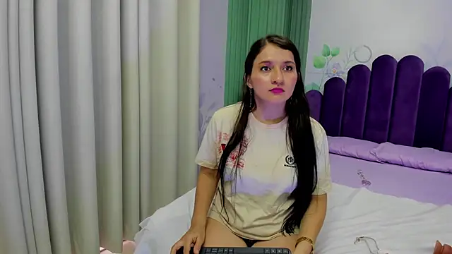 Snapshot of Emelyross_ chatting on February 2025 06:08:02 PM Emelyross online show from February 2025 06:08:02 PM