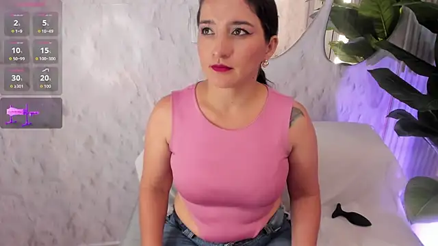 Snapshot of Emelyross_ chatting on October 2025 12:14:01 AM Emelyross online show from October 2025 12:14:01 AM