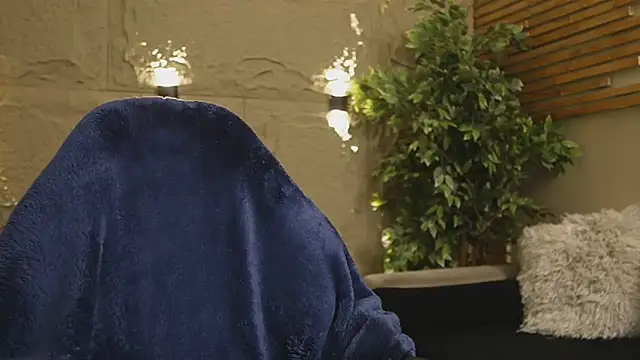 Logan Varela online show from December 2025 02:14:02 PM