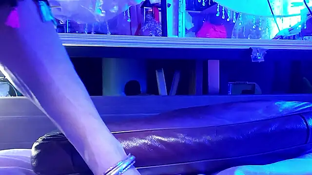 gurlnips online show from October 2025 09:59:01 AM