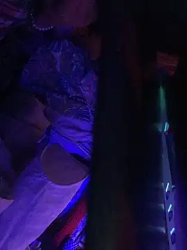 gurlnips online show from November 2025 05:06:02 AM