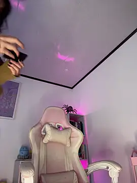 Snapshot of Tsuki-moon chatting on October 2025 11:19:01 AM Tsuki-moon online show from October 2025 11:19:01 AM