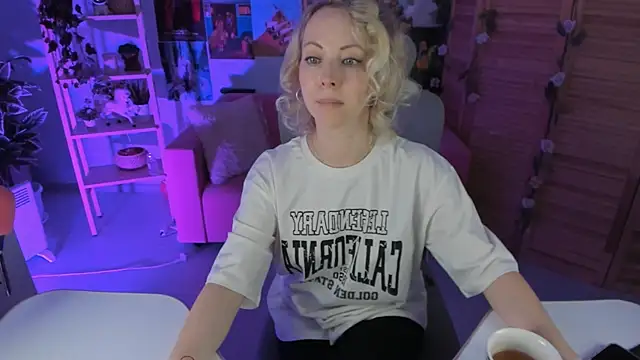 Snapshot of LylithSkye chatting on February 2025 10:40:02 AM LylithSkye online show from February 2025 10:40:02 AM