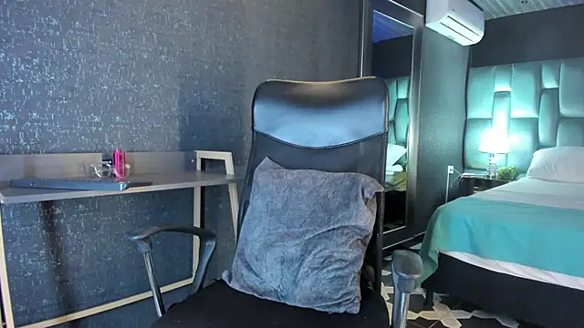 Larabrooks online show from June 2026 07:00:02 PM