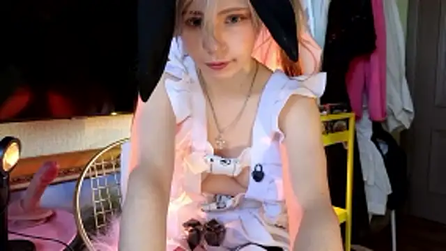 Snapshot of Moon_Lollie_ chatting on January 2026 02:10:01 PM Moon Lollie online show from January 2026 02:10:01 PM