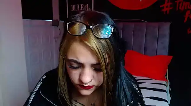 Snapshot of Violettasquirt chatting on December 2024 03:04:01 PM Violettasquirt online show from December 2024 03:04:01 PM