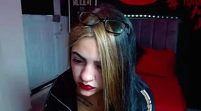 Snapshot of Violettasquirt chatting on January 2025 01:41:01 PM Violettasquirt online show from January 2025 01:41:01 PM