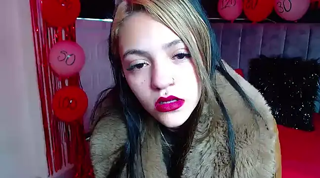 Snapshot of Violettasquirt chatting on February 2025 02:38:02 PM Violettasquirt online show from February 2025 02:38:02 PM