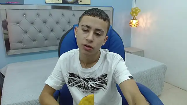 Snapshot of Xavii18 chatting on February 2025 12:44:02 PM Xavii18 online show from February 2025 12:44:02 PM