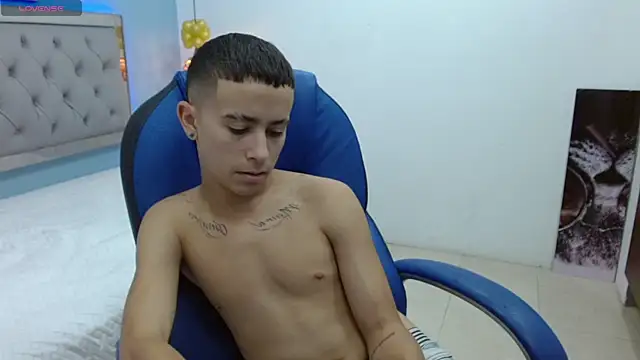 Snapshot of Xavii18 chatting on March 2025 04:00:02 PM Xavii18 online show from March 2025 04:00:02 PM