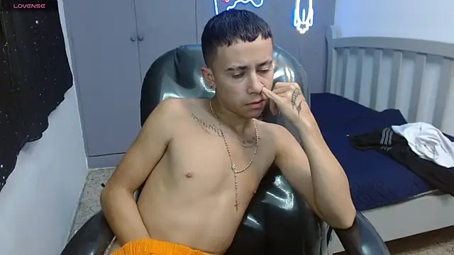 Snapshot of Xavii18 chatting on March 2025 07:17:01 PM Xavii18 online show from March 2025 07:17:01 PM