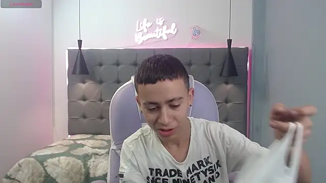 Snapshot of Xavii18 chatting on March 2025 01:01:01 PM Xavii18 online show from March 2025 01:01:01 PM