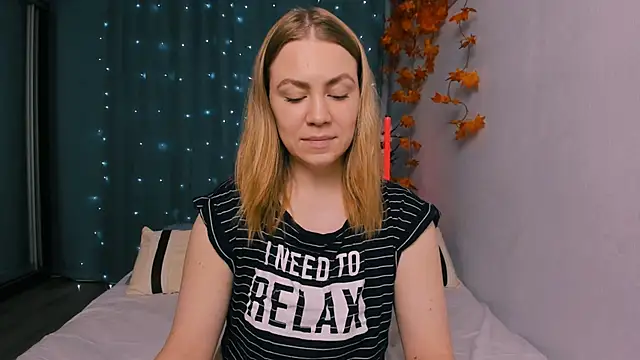 InsatiableFoxX online show from November 2025 07:05:01 PM