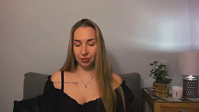 Snapshot of AriaDesire chatting on January 2025 04:13:02 PM AriaDesire online show from January 2025 04:13:02 PM