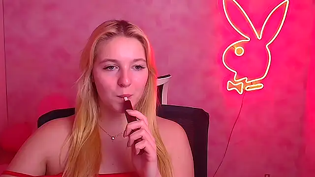 Snapshot of Milka_kiss_ chatting on February 2025 03:58:02 PM Milka kiss online show from February 2025 03:58:02 PM