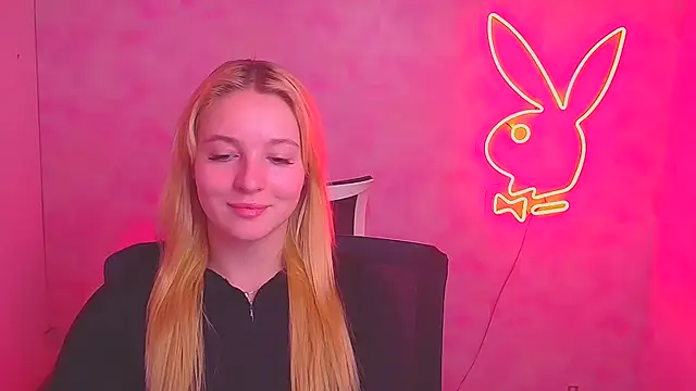 Snapshot of Milka_kiss_ chatting on February 2025 03:37:02 PM Milka kiss online show from February 2025 03:37:02 PM