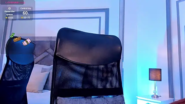 Snapshot of TaniaSmith1 chatting on February 2025 10:21:02 PM TaniaSmith1 online show from February 2025 10:21:02 PM