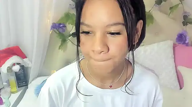 Snapshot of brithany_rousee chatting on December 2024 12:11:02 PM brithany rousee online show from December 2024 12:11:02 PM