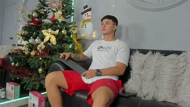 Snapshot of Cristopher_strong chatting on December 2024 01:32:02 PM Cristopher strong online show from December 2024 01:32:02 PM