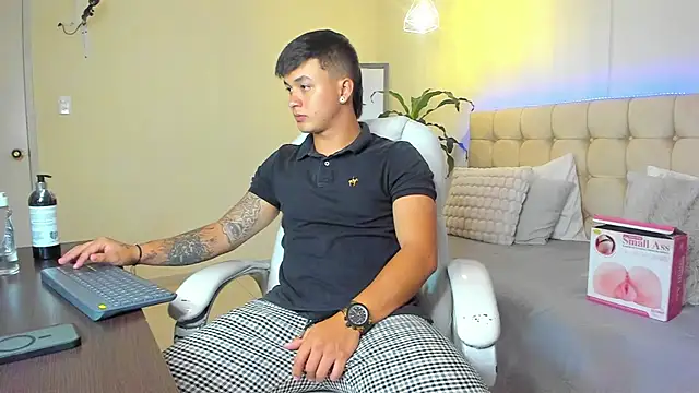 Snapshot of Cristopher_strong chatting on February 2025 02:31:01 AM Cristopher strong online show from February 2025 02:31:01 AM